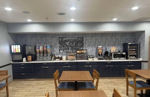 Galesburg Hotel | AmericInn by Wyndham Galesburg