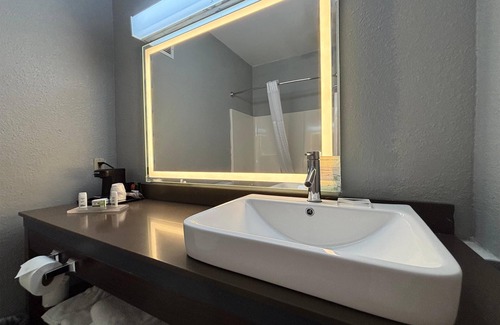 Galesburg Hotel | AmericInn by Wyndham Galesburg