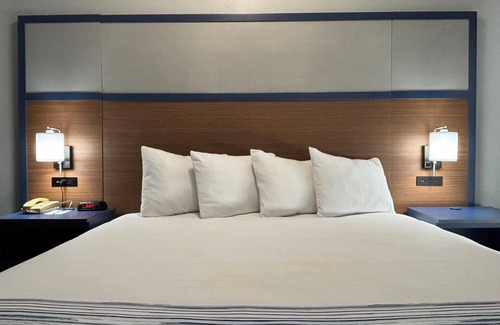 Galesburg Hotel | AmericInn by Wyndham Galesburg