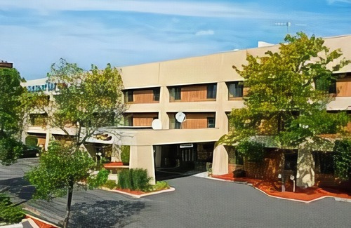 Glenview Hotel | Baymont by Wyndham Glenview