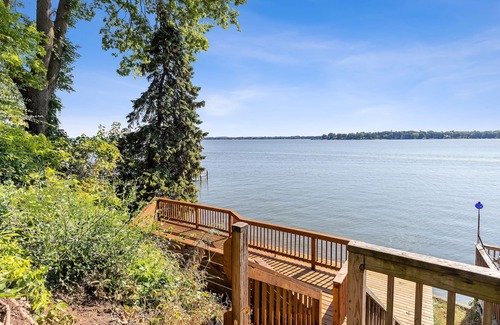 Fox Lake Cottage | Beautiful Cora Cottage on Fox Lake/Chain O'Lakes with 40 Ft. Private Boat Pier.