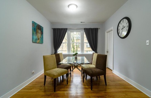 Irving Park Apartment | Beautiful Irving Park 4BR apartment