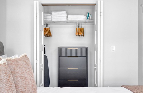 Wrigleyville Apartment | Beautiful Lakeview 1BR 3 blocks from Wrigley Field, by Blueground