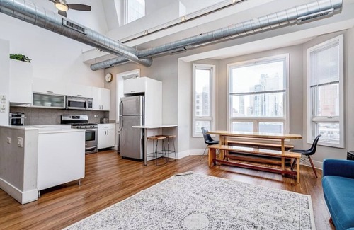 River North Apartment | Beautiful Unit CHI in Prime River North - top floor