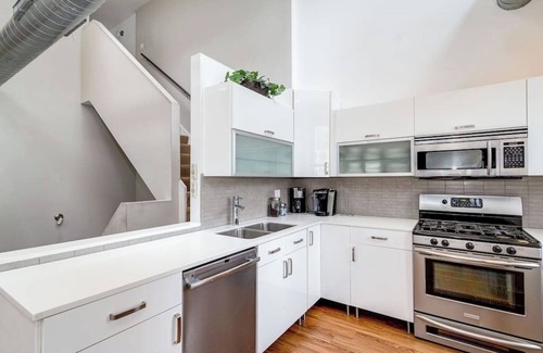 River North Apartment | Beautiful Unit CHI in Prime River North - top floor