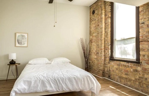 River North Apartment | BEAUTIFULLY remodeled flat downtown - Sleeps 10!