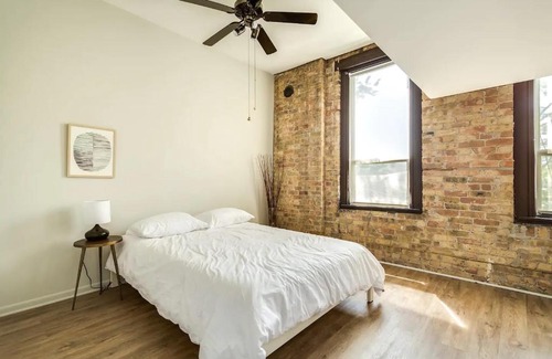 River North Apartment | BEAUTIFULLY remodeled flat downtown - Sleeps 10!