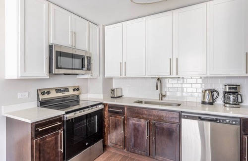Near North Side Apartment | Blueground | Near North, pool, nr Chicago River