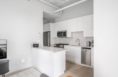 Downtown Chicago Apartment | Blueground | The Loop, elevator, nr Willis Tower
