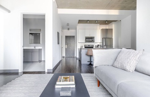 Downtown Chicago Apartment | Blueground | The Loop, pool & gym, nr Willis