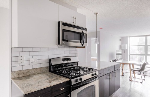 West Loop Apartment | Blueground | West Loop, gym & bbq, nr Willis Tower