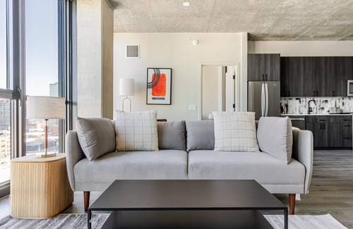 Near West Side Apartment | Blueground | West Loop, pool & AC, near park