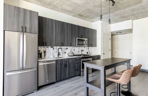Near West Side Apartment | Blueground | West Loop, pool & AC, near park