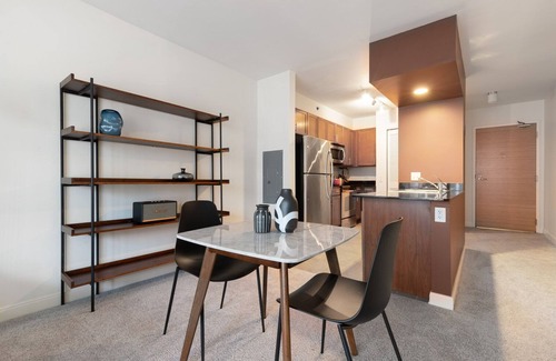 Downtown Chicago Apartment | Bright Loop 1BR w/Gym, Pool, nr. Financial District, by Blueground