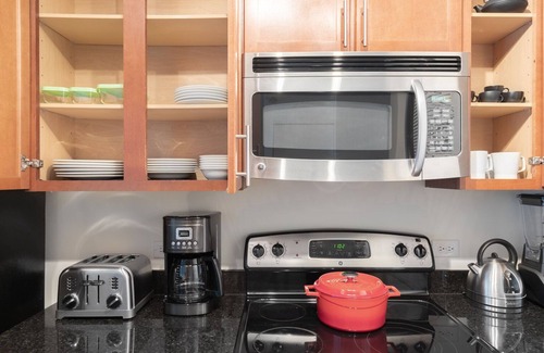 Downtown Chicago Apartment | Bright Loop 1BR w/Gym, Pool, nr. Financial District, by Blueground