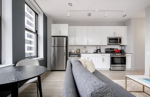 The Loop Apartment | Bright Loop 1BR w/Gym, Roofdeck, W/D, nr West Loop & the L by Blueground