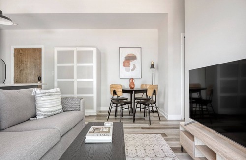 River West Apartment | Bright River West 3BR nr Blue Line & I-90, by Blueground