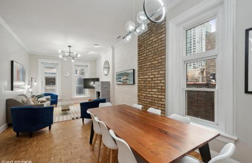 Near North Side Apartment | Brilliant Downtown Chicago 3-Bedroom Condominium