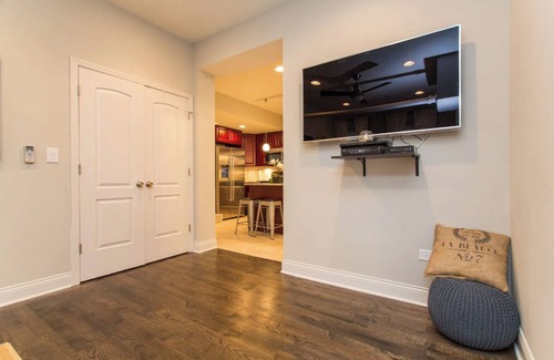 Lakeview Apartment | Centrally Located Chicago Loft 2 blocks from the Lakeshore!