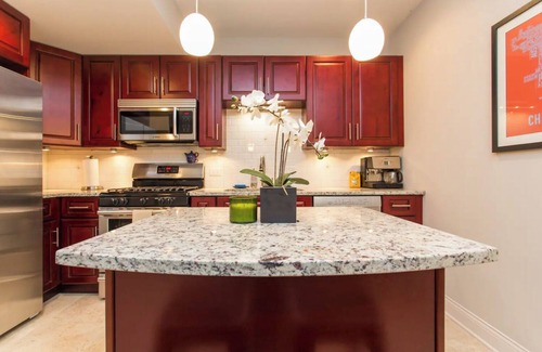 Lakeview Apartment | Centrally Located Chicago Loft 2 blocks from the Lakeshore!