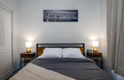 Woodlawn Apartment | Charming 2-bedroom apartment with WiFi and AC in wonderful Chicago