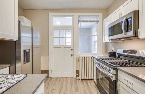 West Ridge Apartment | Charming 2-bedroom apartment in Chicago. See little India beauty in chicago.