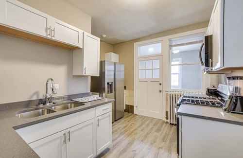 West Ridge Apartment | Charming 2-bedroom apartment in Chicago. See little India beauty in chicago.
