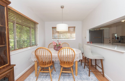 West Ridge House | Charming 3-bedroom townhome with Central AC and WiFi in lovely Chicago