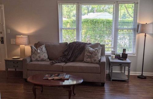 Homewood House | Charming Fully Furnished 2BD/1 BA Home in Homewood, IL