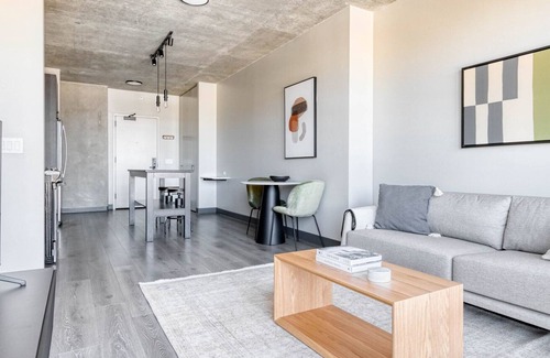 Near West Side Apartment | Charming West Loop 1BR w/ Pool & Gym, walk to Shops, by Blueground