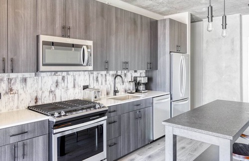 Near West Side Apartment | Charming West Loop 1BR w/ Pool & Gym, walk to Shops, by Blueground