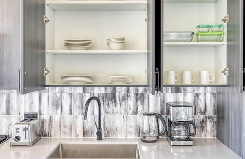 Near West Side Apartment | Charming West Loop 1BR w/ Pool & Gym, walk to Shops, by Blueground