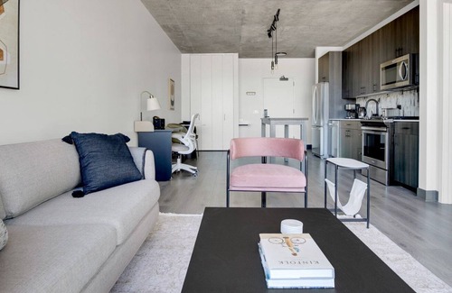 Near West Side Apartment | Charming West Loop 1BR w/ Pool & Gym, walk to Shops, by Blueground