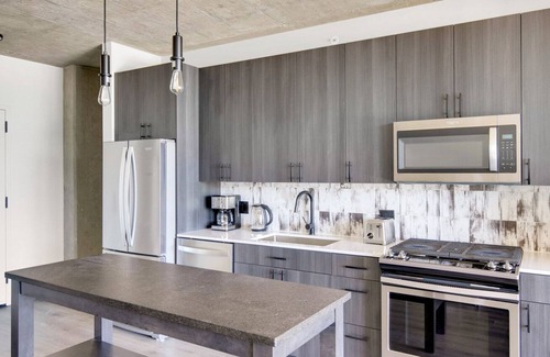 Near West Side Apartment | Charming West Loop 1BR w/ Pool & Gym, walk to Shops, by Blueground
