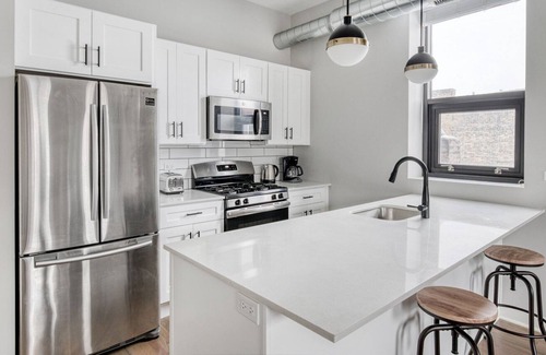 West Town Apartment | Charming West Town 2BR, 4 blocks to L & Wicker Park bars, by Blueground