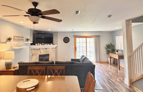 Oglesby Cabin | Charming woodland villa located in a secured resort across from Starved Rock