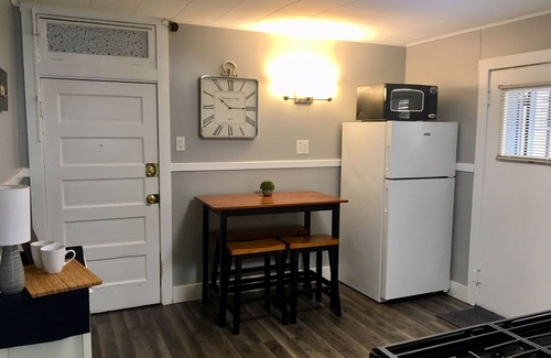 Lakeview Apartment | Chic 1-bedroom apartment in amazing Chicago location with Gigabit-WiFi & AC