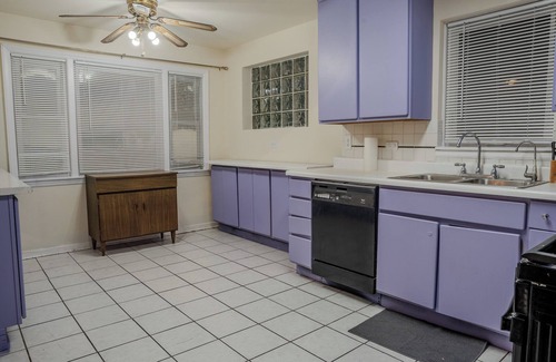 West Ridge Apartment | Chic 3-bedroom apartment with WiFi, AC in amazing Chicago
