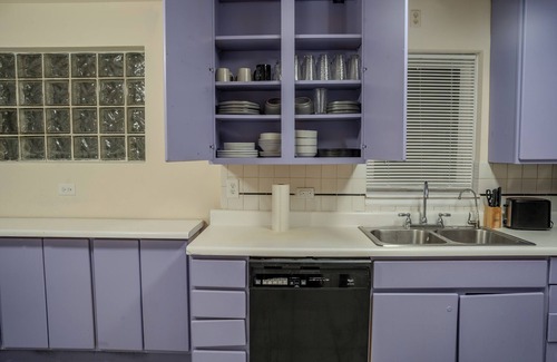 West Ridge Apartment | Chic 3-bedroom apartment with WiFi, AC in amazing Chicago