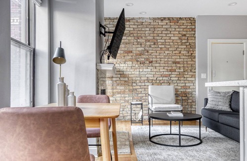 Lakeview Apartment | Chic Lakeview 2BR w/ W/D & Pool, 3 blocks to Lakefront, by Blueground
