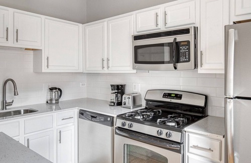 Lakeview Apartment | Chic Lakeview 2BR w/ W/D & Pool, 3 blocks to Lakefront, by Blueground