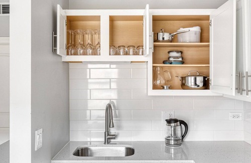 Lakeview Apartment | Chic Lakeview 2BR w/ W/D & Pool, 3 blocks to Lakefront, by Blueground