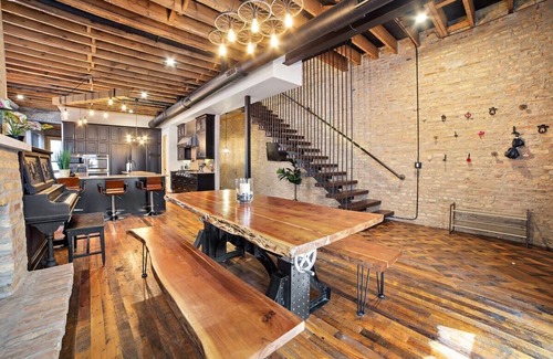 Near West Side House | Chicago Mid-Century Gem Steps From United Center