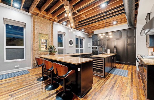 Near West Side House | Chicago Mid-Century Gem By United Center