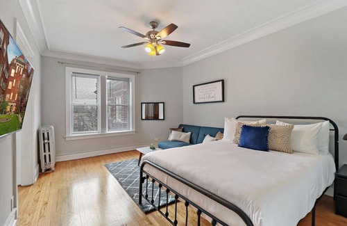 Ravenswood Apartment | City Charm Studio Apt close to Shops