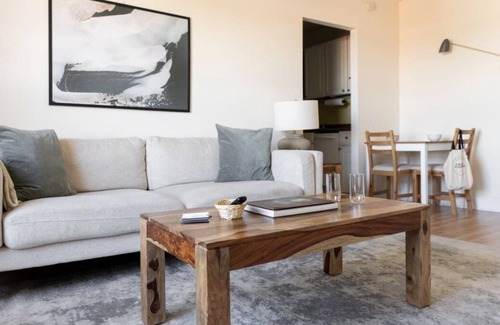 Ravenswood Apartment | Classic Ravenswood 1BR with City View by Zencity