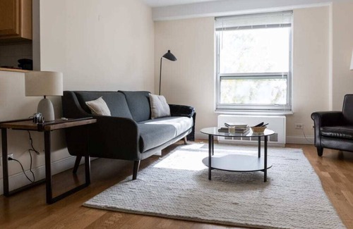 Ravenswood Apartment | Classic Ravenswood 1BR with Work Station