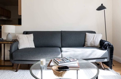 Ravenswood Apartment | Classic Ravenswood 1BR with Work Station