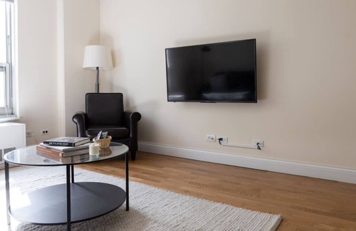 Ravenswood Apartment | Classic Ravenswood 1BR with Work Station