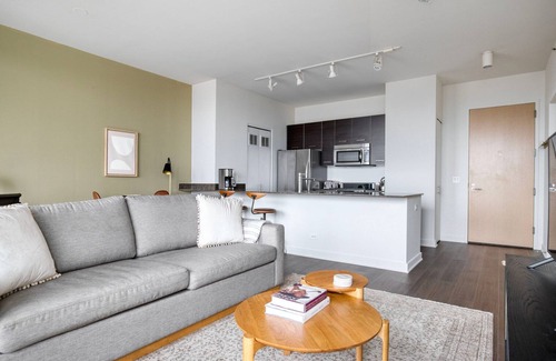 West Town Apartment | Classic River West 1BR w/Roofdeck & W/D, nr Blue Line, by Blueground